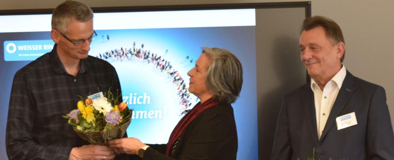 Michael Stricker wird von Barbara Richstein als neuer Außenstellenleiter in OHV beglückwünscht.