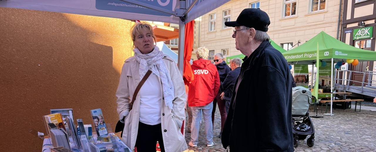 2025_BRB_Brandenburg-Tag, zwei Menschen im Gespräch