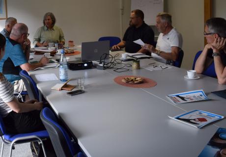 Präventionsmitarbeiter sitzen am Tisch