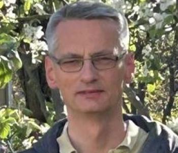 Michael Stricker vor Baum